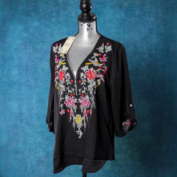 NWT KOMILI | Black Embroidered Tab-Sleeve V-Neck Swing Top - Large - Picture 2 of 9